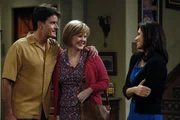 Da Charlie (Charlie Sheen, l.) nicht verstehen kann, dass Chelsea (Jennifer Bini Taylor, r.) auf ihn sauer ist, fährt er ein starkes Geschütz auf: Er lässt Chelseas Mutter Martha (Meagen Fay, M.) zu einem gemeinsamen Essen bei Evelyn einfliegen ...