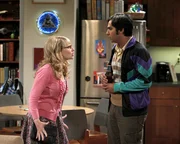 Penny (Kaley Cuoco) ist bei Amy untergetaucht, doch Rajesh (Kunal Nayyar) gelingt es, sie ausfindig zu machen.