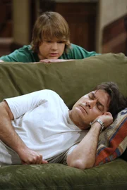 Alans Sohn Jake (Angus T. Jones, oben) hat inzwischen seinen Lernführerschein und braucht einen Erwachsenen, um Auto fahren zu dürfen. Er denkt an Charlie (Charlie Sheen, unten), doch wird er seinem Neffen den Gefallen tun?