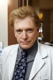 Nach und nach gibt sich Bree gegenüber Dr. Barr (William Atherton, l.) gesprächsbereit ...