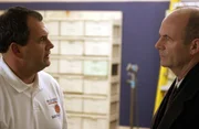 Der damalige Trainer des ermordeten Basketballstars Bobby Lein (Charles Hoyes, r.) weiß Lt. John Stillmans (John Finn, r.) Ansicht nach mehr, als er zugibt ...