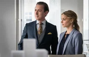 Müssen den Fall möglichst schnell lösen und das Interesse der Medien unterdrücken: Dr. Dylan Reinhart (Alan Cumming, l.) und Detective Lizzie Needham (Bojana Novakovic, r.) ...