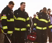 (v.l.n.r.) Evan "Buck" Buckley (Oliver Stark); Bobby Nash (Peter Krause); Henrietta "Hen" Wilson (Aisha Hinds)