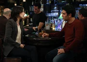 Als Robin (Cobie Smulders, l.) herausfindet, dass Barney ihren Vater nie um Erlaubnis gefragt hat, ob er ihr einen Heiratsantrag machen darf, besteht sie darauf, dass er dies nachholt.