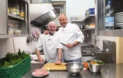 Die Gaststätte "Netz" ist in Düsseldorf Oberbilk eine Lokalgröße! Seit 14 Jahren schmeißt Wirt Jörg Wellnitz (l.) die typische Eckkneipe mit rheinischem Charme. Doch Frank Rosin (r.) trifft der Schlag, als er den vermeintlichen Gaststättenbetrieb das erste Mal betritt ...