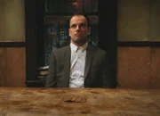 Während Sherlock (Jonny Lee Miller) besessen von der Suche nach einem Serienmörder ist, leidet seine Abstinenz ...