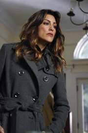 Obwohl der Zeuge eindeutig einen Polizisten vom Tatort hat fliehen sehen, glaubt Jackie (Jennifer Esposito) nicht an die Schuld des Hilfssheriffs. Sie ermittelt weiter in die Richtung des Besitzers des Bistros. Was hat er zu verbergen?