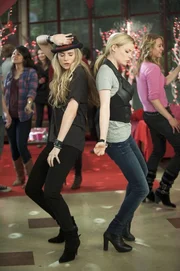 Sorgen für reichlich Gesprächsstoff beim Valentinstanz: Page (Brit Marling, l.) und Britta (Gillian Jacobs, r.) ... Sorgen für reichlich Gesprächsstoff beim Valentinstanz: Page (Brit Marling, l.) und Britta (Gillian Jacobs, r.) ...