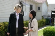 Äußerst interessiert hört Det. Lilly Rush (Kathryn Morris, l.), was ihr Joan (Linda Castro, r.) zu erzählen hat ...