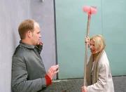 Dr. Stein (Atto Suttarp) wird von Anna (Bettina Kramer) mit der Schaufel angegriffen...