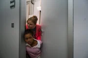 Ruby (Sonia Kantati, unten) hat eine Überraschung für Chiara (Jamila Kichakuro Weintritt, oben) vorbereitet, die jedoch darin besteht, sich heimlich am Wochenende in die Schule zu schleichen.