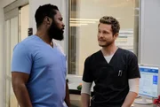 Dr. AJ Aust (Malcom-Jamal Warner, l.); Dr. Conrad Hawkins (Matt Czuchry, r.)
