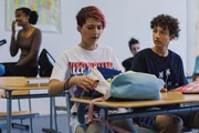 Die neue Mitschülerin Carli (Elli Köhler) setzt sich einfach neben Edvard (Levi Kazmaier).