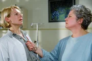 Anna ist es gelungen, Uschi die Schuld an dem Mord an Dahnke in die Schuhe zu schieben. Uschi bedroht Anna mit einer Schere und will, dass sie ein Geständnis schreibt...