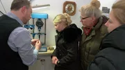 Die Hochzeitsvorbereitungen gehen in die letzte Runde. Die Eheringe sind bestellt, fehlt nur noch die Gravur. Loredana (2.v.li.) hat die Idee, die jeweiligen Namen in der jeweiligen Handschrift eingravieren zu lassen.
