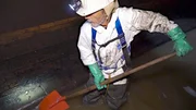 Arbeiter bei der Reinigung eines Abwasserkanals