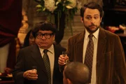 v.li.: Frank Reynolds (Danny DeVito), Charlie Kelly (Charlie Day)