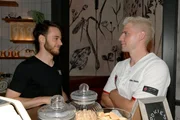 Moritz (Lennart Borchert, r.) freut sich, dass Robin (Fabian Hanis) einen Schritt auf ihn zu macht.