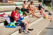 Sabine Krüger (Stephanie Kämmer) muntert ihren Sohn Hugo Krüger (Nick Julius Schuck) auf, schwimmen zu gehen. Doch er will lieber lesen.