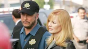 Gil Grissom (William Petersen) und Catherine Willows (Marg Helgenberger) m&uuml;ssen den Tod eines Polizisten kl&auml;ren, der bei einer Verfolgungsjagd im Kugelhagel ums Leben kam.