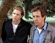 Charles Weatherly (Richard Gilliland) und Dave Perrin (Gary Harshberger) suchen Daves verschwundene Schwester.