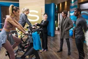 Simone (Tatjana Clasing, M.) steht mit Niclas (Ron Holzschuh, 2.v.r.) und Moritz (Tijan Nije) bei Chiara (Alexandra Fosantti, l.) und Marie (Cheyenne Pahde) im Trainingsraum und sichert sich in punkto Pumpwerk den Rückhalt der Eisläufer zu.