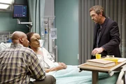 Kennys (Khleo Thomas, M.) Gesicht ist durch eine Wucherung völlig entstellt. Darnell (Laurie Fortier, l.) hofft, dass ihm Dr. House (Hugh Laurie) helfen kann.