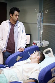 Das Team rätselt, was dem Rockstar Jimmy Quidd (Jeremy Renner, lieg.) fehlt, dessen Zustand sich immer weiter verschlechtert. Bis Kutner (Kal Penn) etwas herausfindet, was ein wichtiger Hinweis auf Quidds Erkrankung sein könnte...