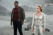 J'onn J'onzz (David Harewood) und Sara Lance (Caity Lotz) J'onn J'onzz (David Harewood) und Sara Lance (Caity Lotz)