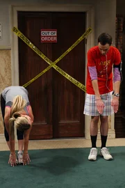 Penny will Sheldon bei seinem Plan, die Ernährung umzustellen und regelmäßig Joggen zu gehen, unterstützen.
