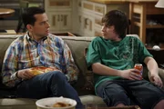 Haben so ihre Probleme: Alan (Jon Cryer, l.) und Jake (Angus T. Jones, r.).