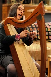 Ist am Boden zerst&ouml;rt, da Penny und Bernadette ohne sie losgezogen sind, um nach Hochzeitskleidern zu schauen: Amy (Mayim Bialik).