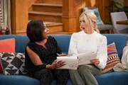 Tina Butler (Tichina Arnold, l.); Gemma Johnson (Beth Behrs, r.)