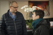 Frank Rosin (l.) lädt Sina (r.) ein, in seinem Restaurant ein Praktikum zu machen. Frank Rosin (l.) lädt Sina (r.) ein, in seinem Restaurant ein Praktikum zu machen.