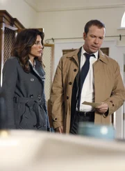Finden Jackie (Jennifer Esposito, l.) und Danny (Donnie Wahlberg, r.) in der Wohnung des Bistrobesitzers etwas, das den Mord an dem Kleinkriminellen erkl&auml;ren k&ouml;nnte?