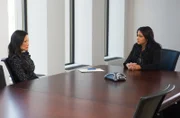 Dr. Joan Watson (Lucy Liu, l.) beteuert in dem FBI-Verhör mit Special Agent Mallick (Parminder Nagra, r.) ihre Unschuld, doch wird ihr geglaubt?