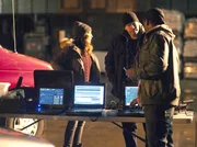 Ahnen nicht, dass der gemeinsame Einsatz mit ihrem Freund Jose (Yancey Arias, r.) anders endet als geplant: Danny (Donnie Wahlberg, M.) und Jackie (Jennifer Esposito, l.) ...