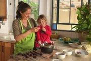 Zu Tisch Galiläa - Israel Die vegane Dattelkreation von Mutter Hagit schmeckt der kleinen Halili Pele