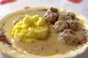 Die fertigen Fleischknöpfle mit Kartoffelpüree