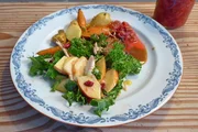 Zu Tisch Färöer Inseln - Dänemark Lammkeule mit Salat und Rhabarberchutney Zu Tisch Färöer Inseln - Dänemark Lammkeule mit Salat und Rhabarberchutney