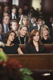 Der schreckliche Unfall hat mehrere Opfer gefordert: Susan (Teri Hatcher, l.) und Julie (Andrea Bowen, r.) nehmen Abschied ...