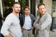 (v.li.): Murathan Muslu (Valentin „Itchy“ Janusovic), Serge Falck (Lukas Moosburger), Johannes Zeiler (Oberst Andreas Bergfeld).