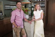 Moderator Richard Deutinger und Wirtin Lisa Ell-Mayer im Dorfwirtshaus, aufgenommen während ServusTVs Heimatleuchten "Schladming-Dachstein mit Richard Deutinger".