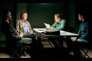 Kommissar Rolf (Anders W. Berthelsen, 2.v.r.) und seine Kollegin Neel (Olivia Joof Lewerissa, re.) befragen Leon Hoxa (Jens Jørn Spottag, 2.v.l.) in Anwesenheit von dessen Anwalt (Joen Højerslev, li.).