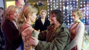Niko (Sebastian Kroehnert) dankt Alex (Wolke Hegenbarth), und vergisst seine Freundin Nina (Nikola Kastner) und Claudia (Nora Binder).