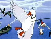 Der Schuss des Fischers erschreckt Martin so sehr, dass er in Trudeln gerät und Nils und Krümel ins Wasser stürzen.