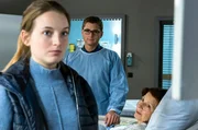 Suse (Ella Maria Gollmer l.) und Elias (Stefan Ruppe, M.) machen sich große Sorgen um ihre Mutter Gabi Bähr (Irene Kugler, r.).