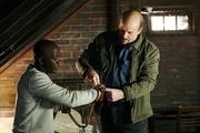Monroe (Michael Ironside, r.) verschafft sich Zutritt in das Haus der Applewhites und findest schließlich Caleb (Nashawn Kearse, l.) im Keller. Als er ihn befreien möchte, kommt es zu einem unerwarteten Unfall ...