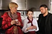 ARD HEITER BIS TÖDLICH - ALLES KLARA II. Staffel (16 neue Folgen), Folge 21 "Pizza Mortale", In der Küche der Pizzeria kann Klara (Wolke Hegenbarth, l.) endlich in Ruhe mit Anna Mazzini (Lisa Brand, M.) und ihrem Vater Paolo Mazzini (Leonardo Nigro, r.) reden. Sie erfährt, dass Anna in das Mordopfer verliebt war.