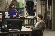 Während Walden (Ashton Kutcher, r.) dem brillanten Projekt einer ehemaligen und äußerst gut aussehenden Mitarbeiterin (Odette Yustman, l.) beitritt, hat Alan einen ganz besonderen Ratschlag für Jenny ...